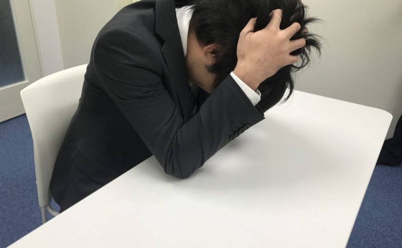 落ち込む男性